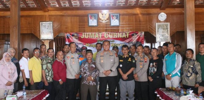 
					Kapolres Blora Dengar Langsung Keluhan Warga Jurangjero dalam Kegiatan Jumat Curhat