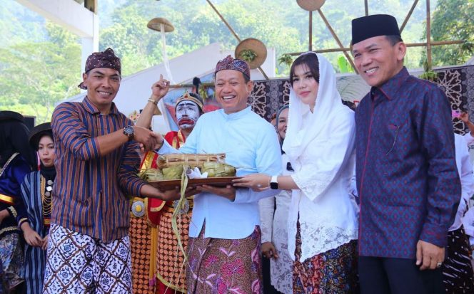 
					Parade Sewu Kupat 2025 di Kudus Meriah, Bupati Sam’ani Targetkan Pecahkan Rekor MURI Tahun Depan