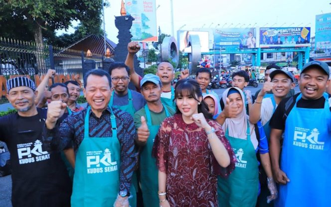 
					Dorong PKL Jaga Kebersihan, Bupati Kudus Bagikan Celemek dan Sarung Tangan