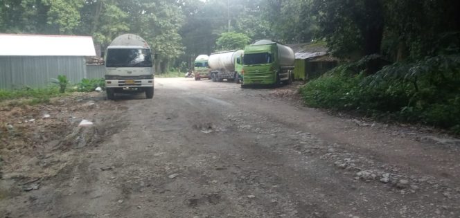 
					Warga Keluhkan Jalan Rusak Akibat Truk Bermuatan Berat dari PT KRI, Minta Pemerintah Blora dan Rembang Bertindak