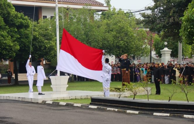 
					Bupati Arief Rohman Pimpin Upacara Hardiknas 2025, Serahkan Bantuan Pendidikan dan Santunan