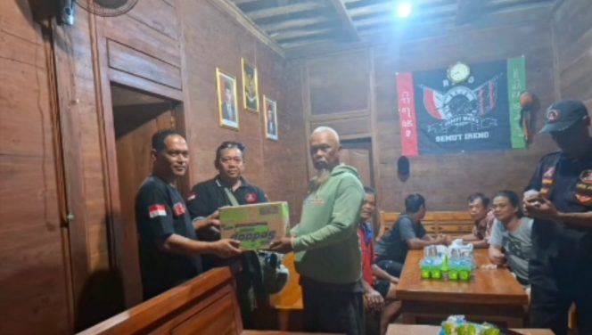 
					Ketua GRIB Jaya Blora Turun Langsung Bantu Korban Banjir di Jurangjero, Banjarejo