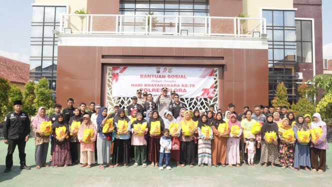 
					Polres Blora dan Perguruan Silat Gelar Baksos 200 Paket Sembako Sambut Hari Bhayangkara ke-79