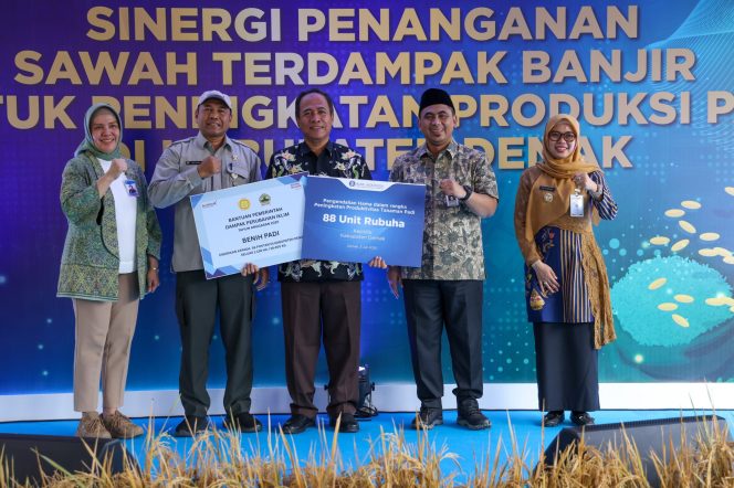 
					Gus Yasin Serahkan 28,4 Ton Benih Padi untuk Petani Terdampak Rob dan Banjir di Demak