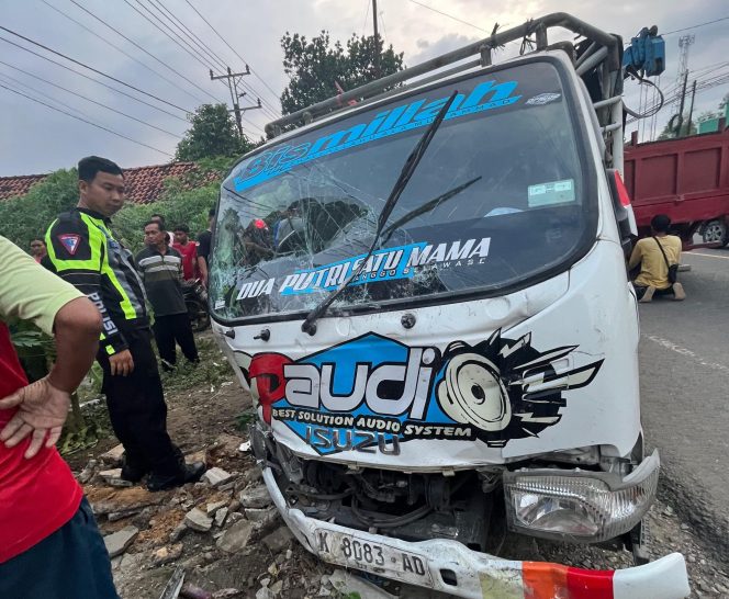 
					Diduga Gagal Menyalip, Dua Mobil Terlibat Kecelakaan di Jalan Blora-Rembang