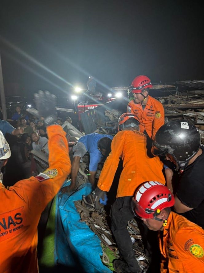 
					Pengendara Motor Tewas Tertimpa Muatan Truk di Semarang, Tim SAR Kerahkan Alat Berat