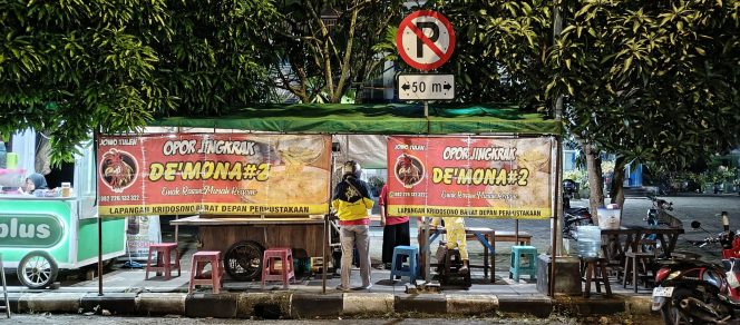 
					Opor Jingkrak Pak Noli: Cita Rasa Pedas Khas Blora yang Bikin Pembeli ‘Lompat-Lompat’