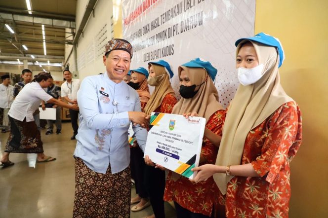 
					76 Ribu Buruh Rokok di Kudus Terima BLT DBHCHT Tahap 2, Total Rp45,9 Miliar Disalurkan