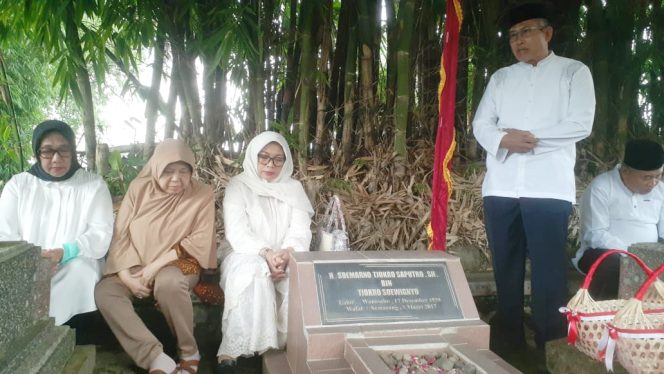 
					Wabup Sri Setyorini dan Ketua TP PKK Ainia Shalichah Ziarahi Makam Mantan Bupati Blora Jelang Hari Jadi ke-276