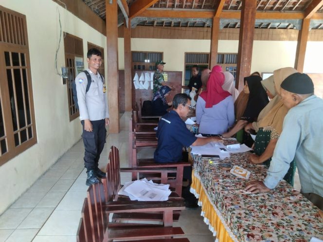 
					Bhabinkamtibmas Blora Pastikan Penyaluran Bantuan Pangan Beras Berjalan Lancar di Sendangwungu