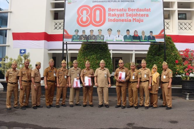 
					Jelang HUT RI ke-80, Setda Blora Bagikan Ratusan Bendera Merah Putih ke Warga