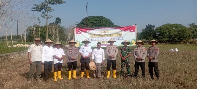 
					Waka Polres Blora Ajak Warga Tanam Jagung di Lahan Ponpes Darul Faqih