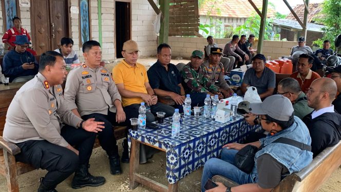 
					Dipimpin Kapolres, Tim Gabungan Berupaya Padamkan Kebakaran Sumur Minyak di Bogorejo