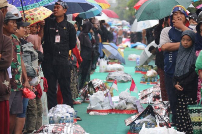 
					Ribuan Sego Berkat Bungkus Daun Jati Meriahkan Sedekah Bumi Blora 2025