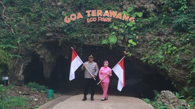 
					Polres Blora Kibarkan Merah Putih dengan Repling di Tebing Gua Terawang