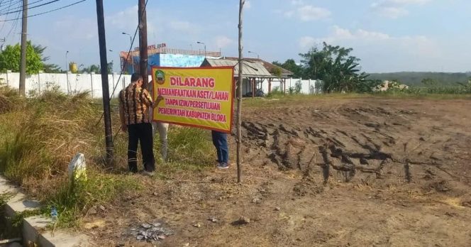
					Dindagkop UKM Pasang Spanduk di Lahan Eks Pasar Hewan Jiken, Tegaskan Milik Pemkab Blora