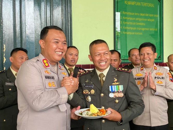 
					Kapolres Blora Beri Kejutan Tumpeng untuk Kodim 0721 di HUT ke-80 TNI: Wujud Sinergi dan Soliditas TNI-Polri