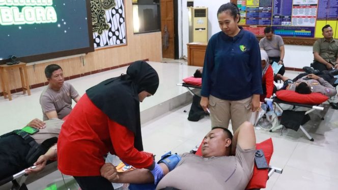 
					100 Personel Polres Blora Donor Darah Peringati Hari PMI Nasional