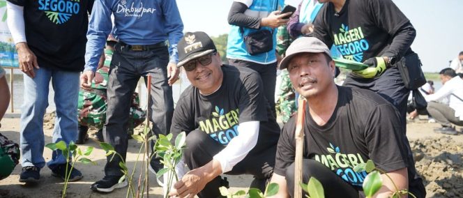 
					Bupati Rembang Pimpin Penanaman 36 Ribu Bibit Mangrove di Pantai Pasar Banggi