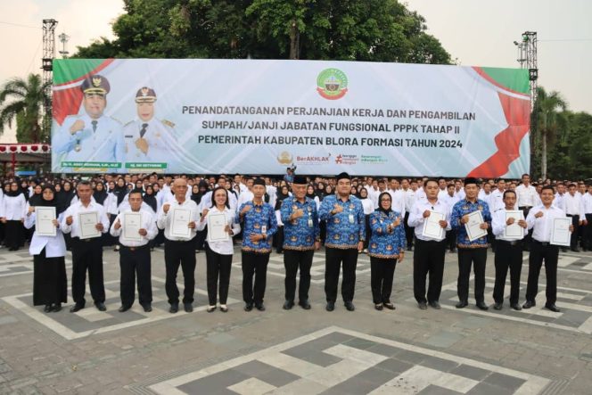 
					1.535 PPPK Tahap II Formasi 2024 Dilantik, Bupati Arief: Kontrak 5 Tahun, Dievaluasi Tiap Tahun