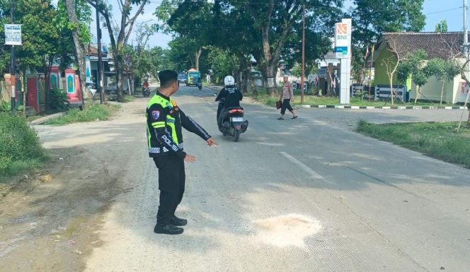 
					Pengendara Motor Oleng dan Terjatuh Mengenai Bus: Satu Korban Meninggal