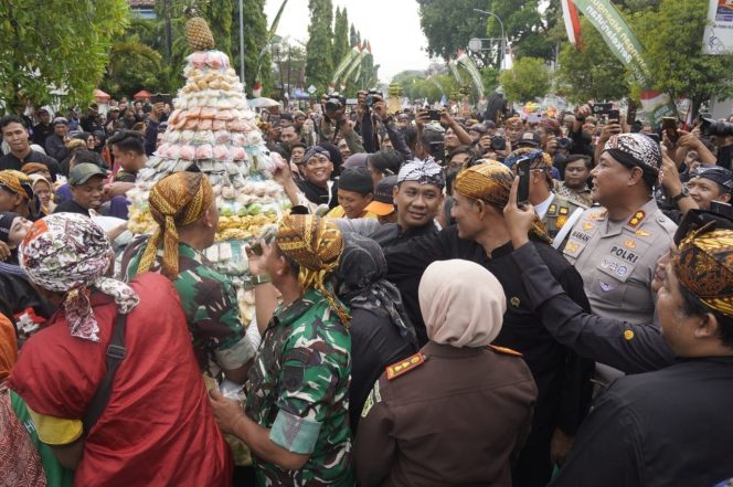
					Ribuan Warga Blora Padati Grebeg Gunungan Hari Jadi ke-276, 108 Gunungan Ludes Diserbu Masyarakat