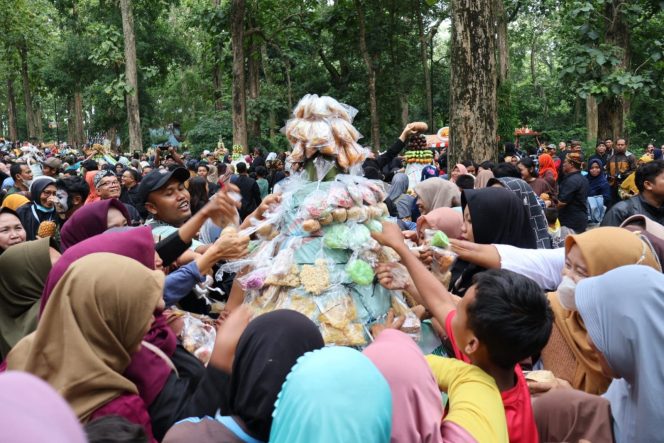 
					Perdana Digelar di Goa Terawang, Grebeg Gunungan Hari Jadi ke-276 Blora Sukses Tarik Ribuan Pengunjung