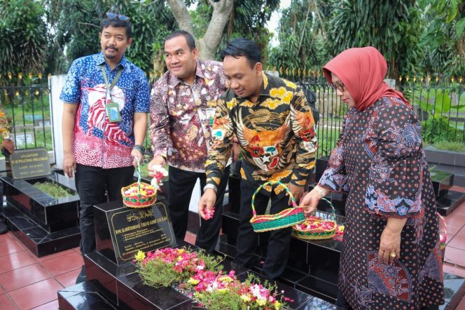 
					Bupati Blora dan Insan Pers Ziarah ke Makam Bapak Pers Nasional Tirto Adhi Soerjo di Bogor