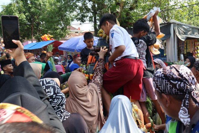
					Masih di Hari Jadi Blora ke-276, Grebeg Gunungan di Eks Kawedanan Randublatung Berlangsung Meriah