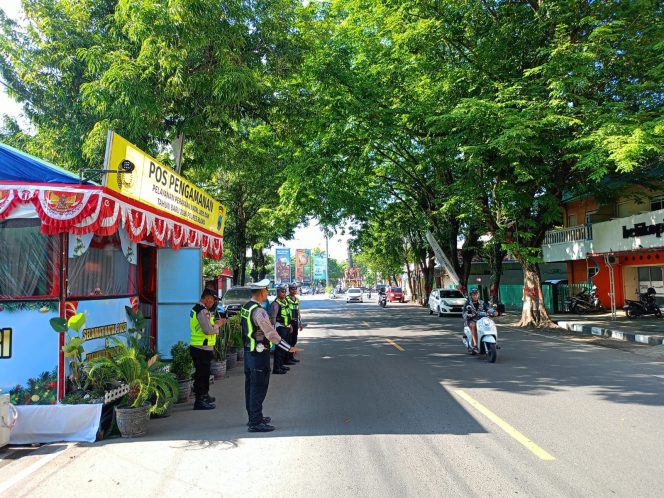 
					H-2 Natal, Arus Lalu Lintas di Depan Gereja Bethany Blora Meningkat, Polisi Sigap Lakukan Pengaturan