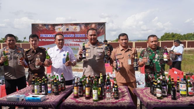 
					Jelang Tahun Baru, Polres Blora Musnahkan 1.628 Botol Miras Hasil KRYD Nataru