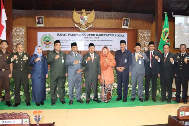 
					DPRD Blora Setujui Dua Raperda Tahun 2025 dan Lantik Anggota PAW
