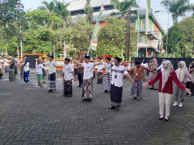 
					ASN Blora Mulai Terapkan Program “Jumat Bersarung”, Lestarikan Budaya dan Dorong UMKM Batik Lokal
