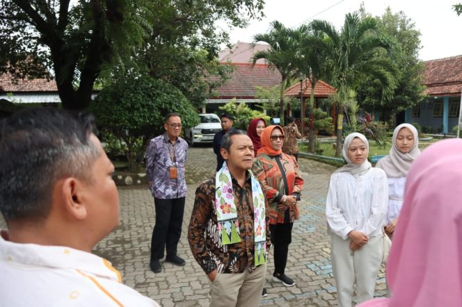 
					Wamendikdasmen Tinjau Sekolah Penerima Papan Interaktif Digital di Blora