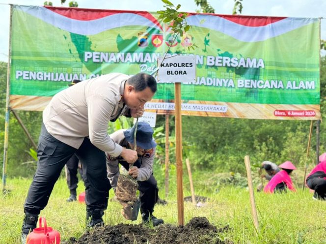 
					Cegah Bencana Alam, Polres Blora Gelar Penanaman Pohon Serentak di Jiken