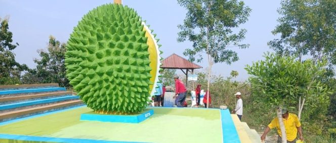 
					Kembangkan Wisata Desa, Pemdes Criwik Bangun Tugu Durian sebagai Ikon Lokal
