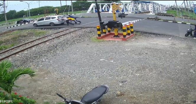 
					Aksi Heroik Kabid Humas Polda Jateng Dorong Mobil Mogok dari Perlintasan Kereta Api