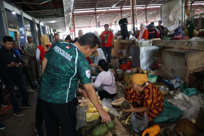 
					Demi Pedagang Kecil, Bupati Blora Luncurkan Gerakan ASN Belanja ke Pasar Tradisional