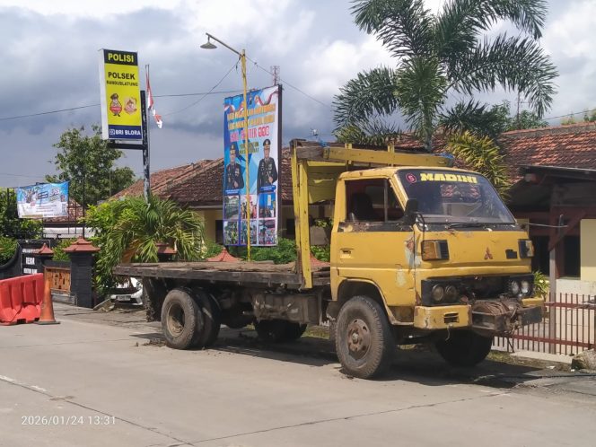 
					Motor Tabrak Truk Parkir, Satu Korban Jiwa di Jalan Blora–Randublatung