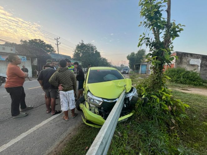 
					Kurang Konsentrasi, Dua Mobil Tabrakan di Jalan Blora–Rembang