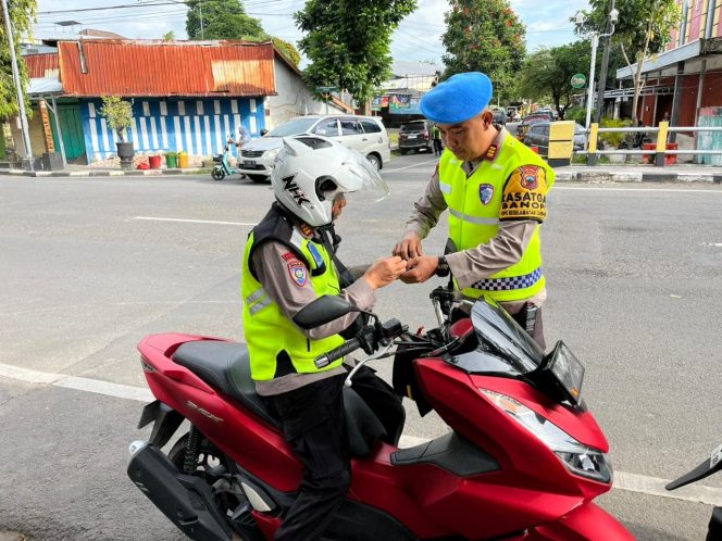 
					Sebelum Tertibkan Masyarakat, Kelengkapan Personel Ops Keselamatan Candi Polres Blora Diperiksa
