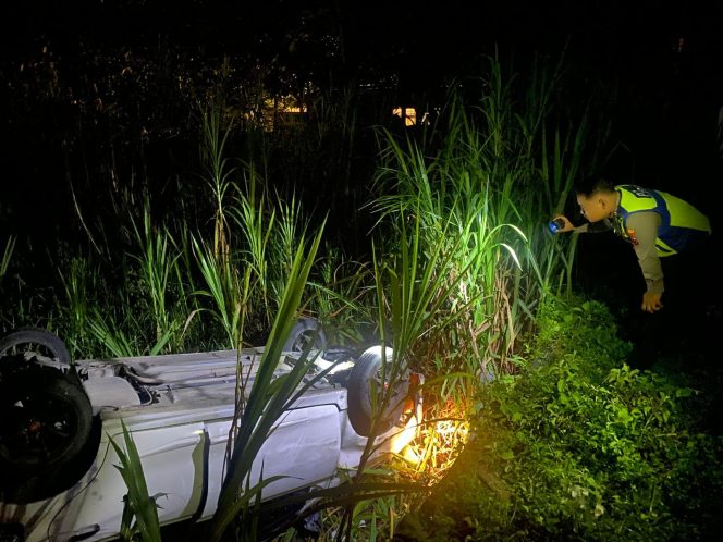 
					Dua Mobil Senggolan Saat Mendahului di Depan Yonif 410 Alugoro, Tidak Ada Korban Jiwa