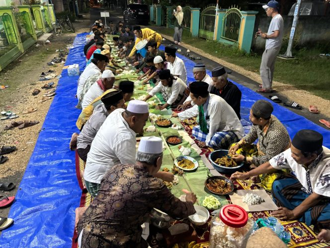 
					Syukuran Jalan Baru, Bupati Blora Sahur Lesehan Bareng Warga Desa Kemiri