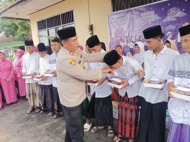 
					Polsek Kunduran dan Bhayangkari Bagikan 600 Paket Takjil serta Santuni Anak Yatim di Bulan Ramadan