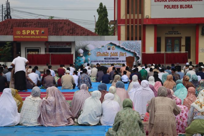 
					Ratusan Jemaah Padati Mapolres Blora, Salat Idulfitri 1447 H Berlangsung Khidmat