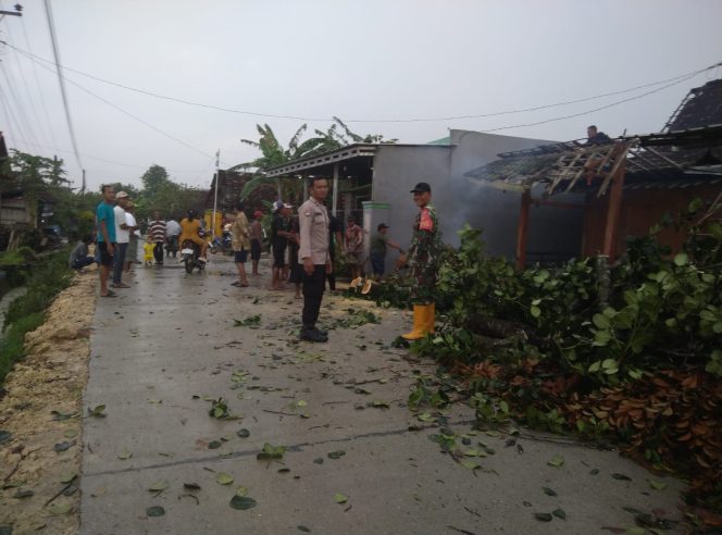 
					Angin Puting Beliung Terjang Desa Palon Jepon, Rumah Warga dan Serambi Masjid Rusak