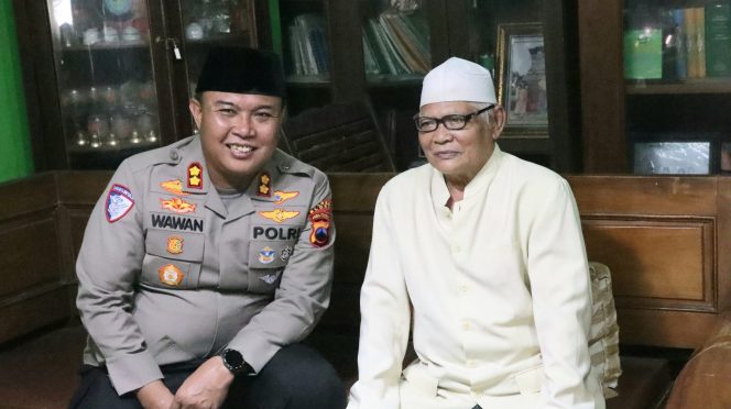 
					Kapolres Blora Sambangi Ponpes Al Ikhlas Beran, Perkuat Kamtibmas dan Sosialisasikan Rekrutmen Polri
