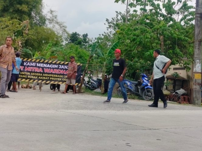 
					Warga Sambongrejo Tutup Jalan, Protes Kerusakan Akibat Proyek IJD ‎