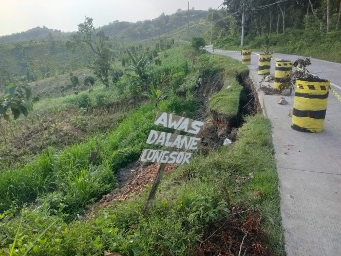 
					Bahu Jalan Blora–Randublatung Longsor, Polisi Pasang Pembatas dan Imbau Pengendara Waspada