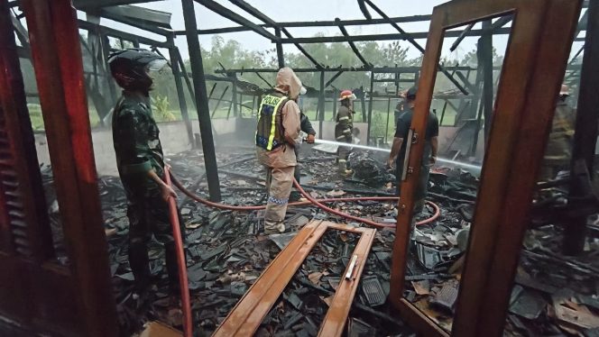 
					‎Disambar Petir Saat Hujan Deras, Rumah Warga Banjarejo Blora Ludes Terbakar